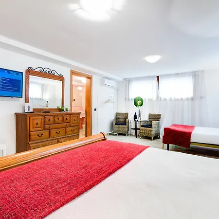 Domus Pensión 3*